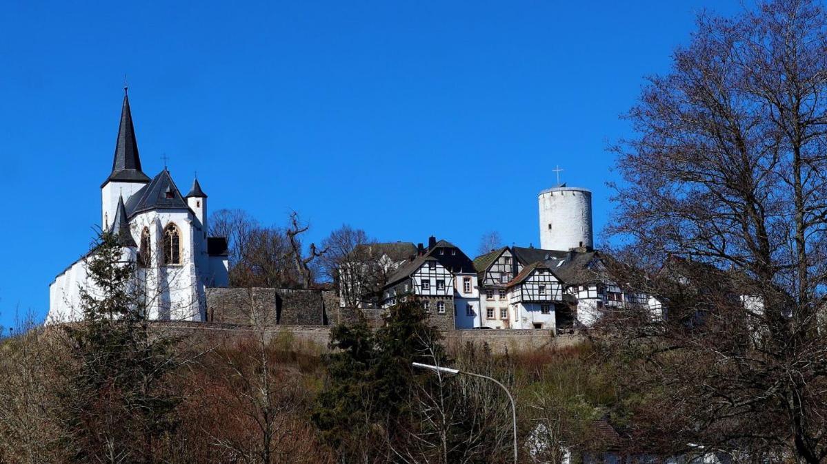 Ferienhaus Hescheld With Private Jacuzzi Hellenthal Esterno foto